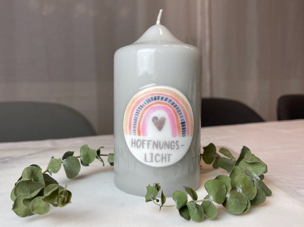Kerze Hoffnungslicht | grau + Pastellregenbogen