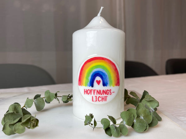 Kerze Hoffnungslicht | weiß + bunter Regenbogen