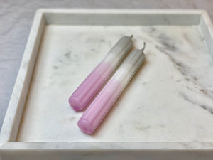 Rillen-Stabkerzen 2 Stück | Grau-Rosa