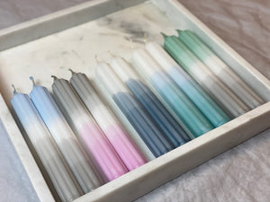 Rillen-Stabkerzen 2 Stück | Weiß-Blaugrau